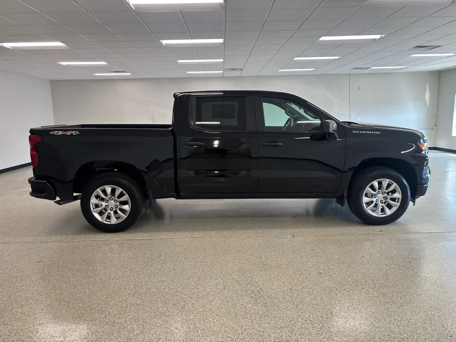 2025 Chevrolet Silverado 1500 Custom photo 4