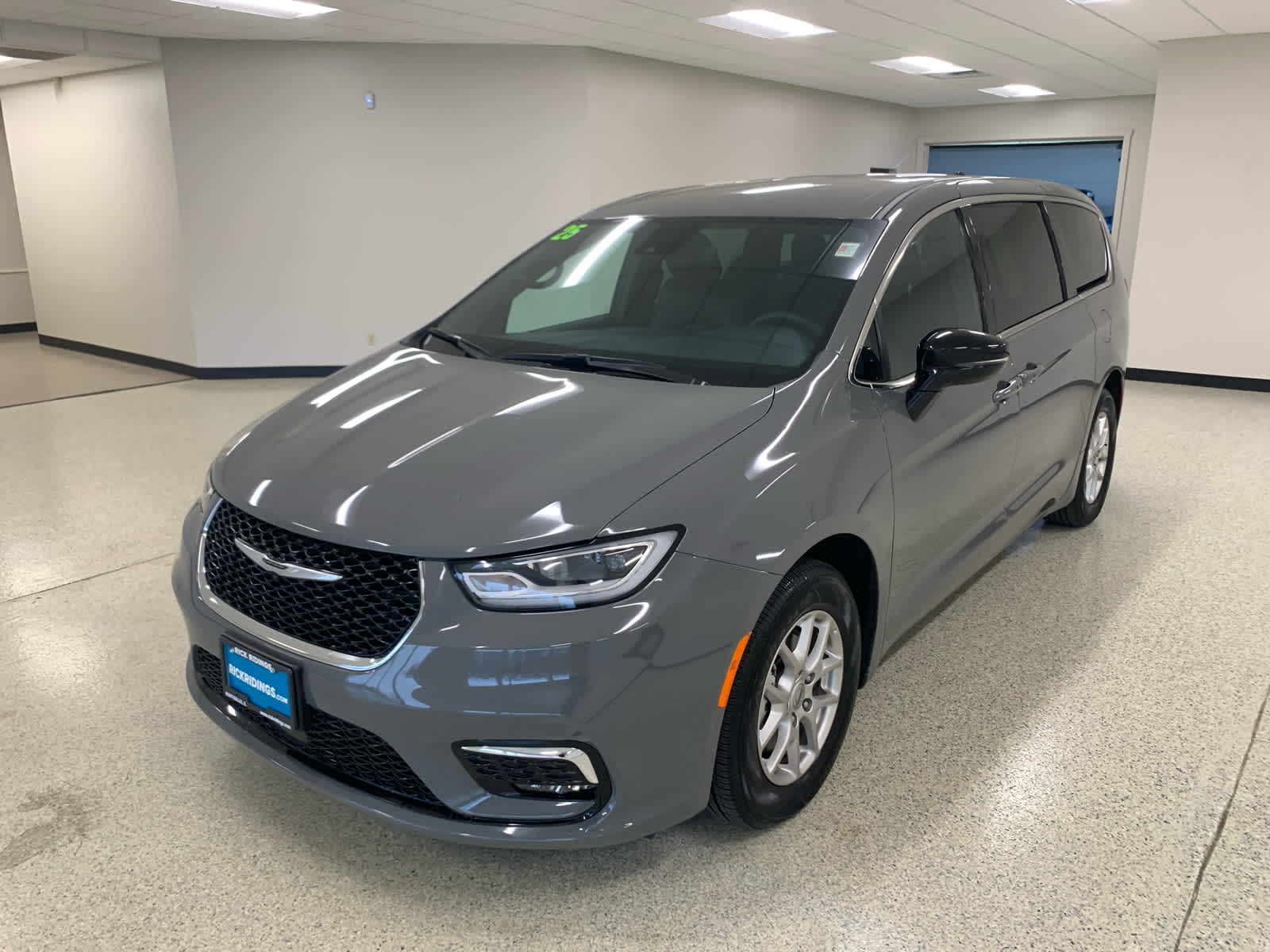 2025 Chrysler Pacifica Select's photo