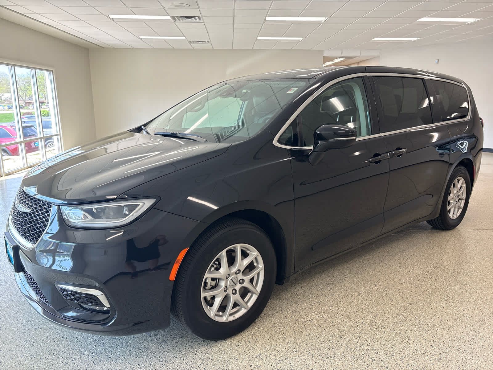 2024 Chrysler Pacifica Touring L's photo