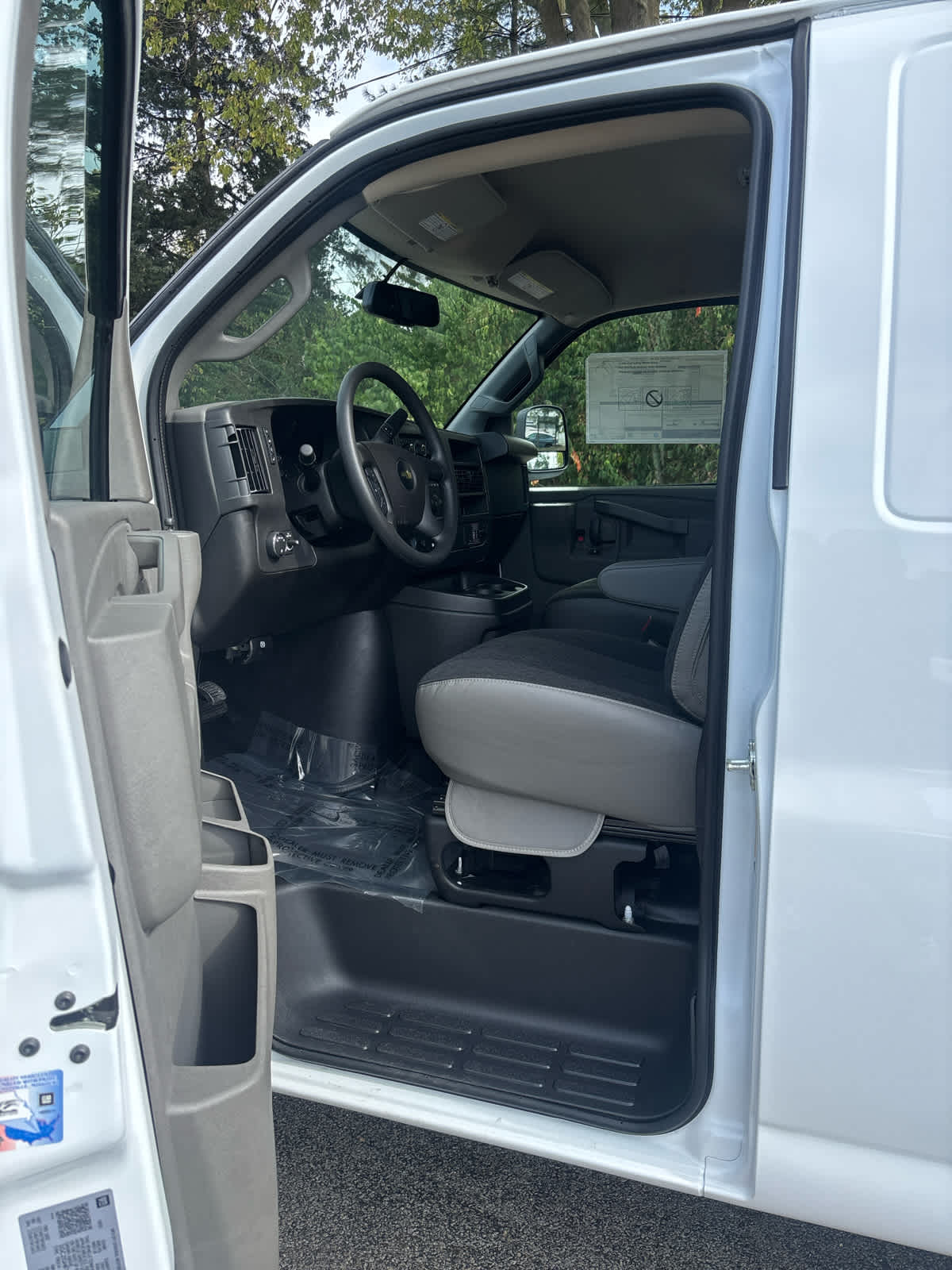 2025 Chevrolet Express Cargo Work Van - Photo 10