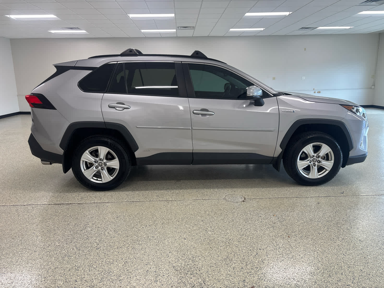 2021 Toyota RAV4 Hybrid XLE photo 2
