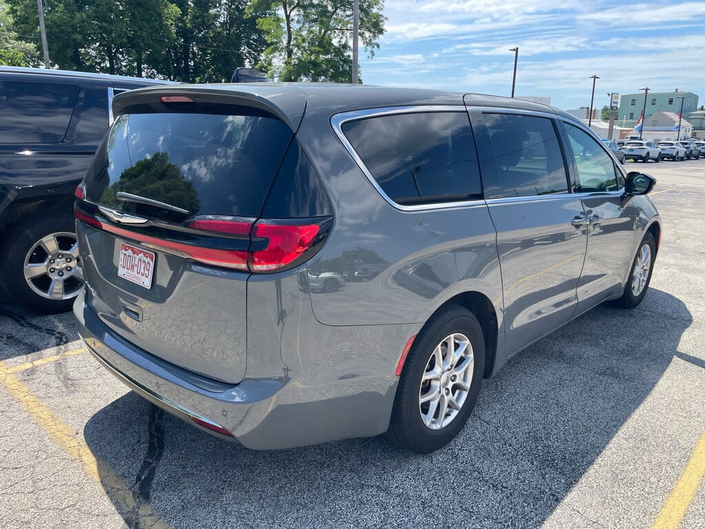 Used 2025 Chrysler Pacifica Select Van Passenger Van