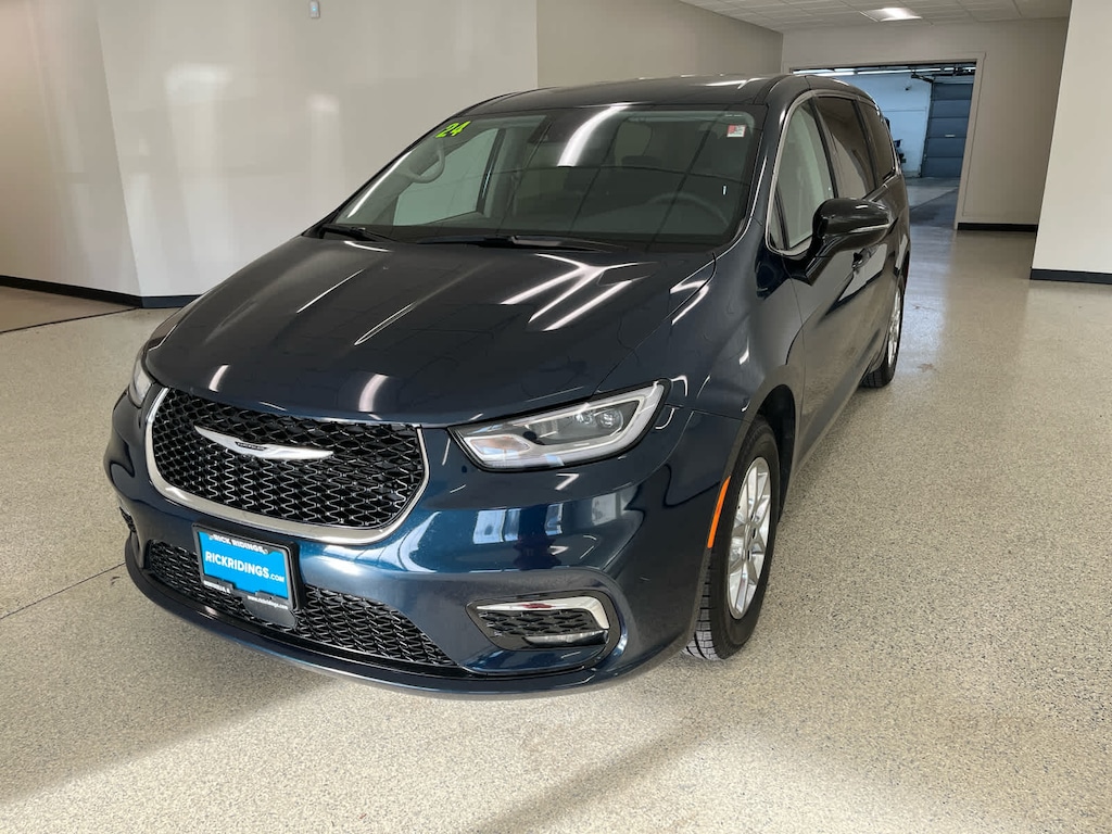 Used 2024 Chrysler Pacifica Touring L FWD