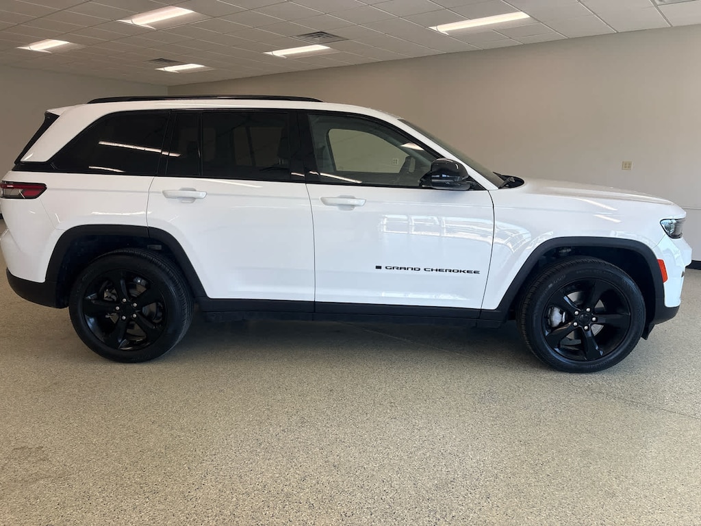Used 2023 Jeep Grand Cherokee Limited 4x4