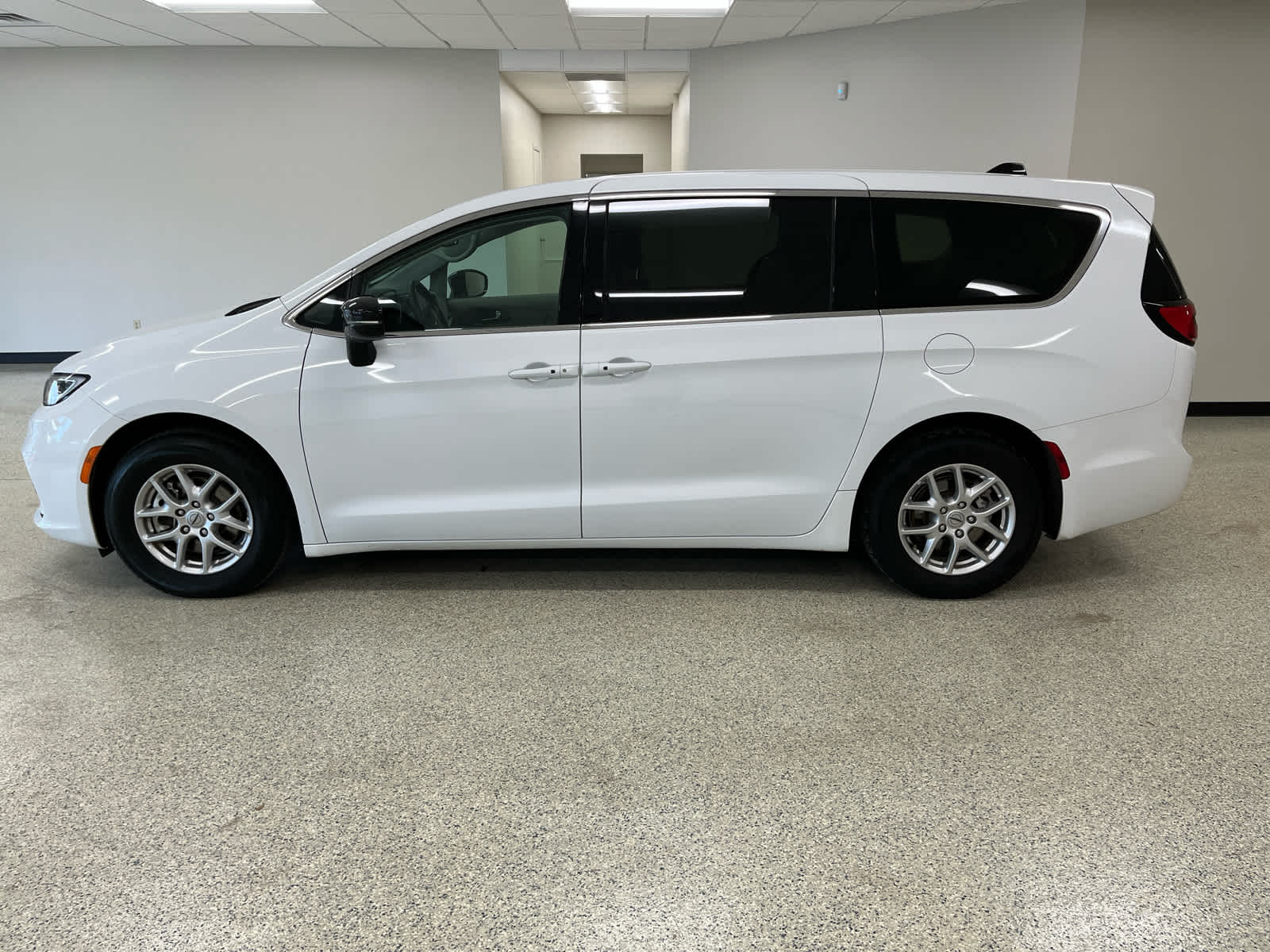 2024 Chrysler Pacifica Touring L - Photo 10