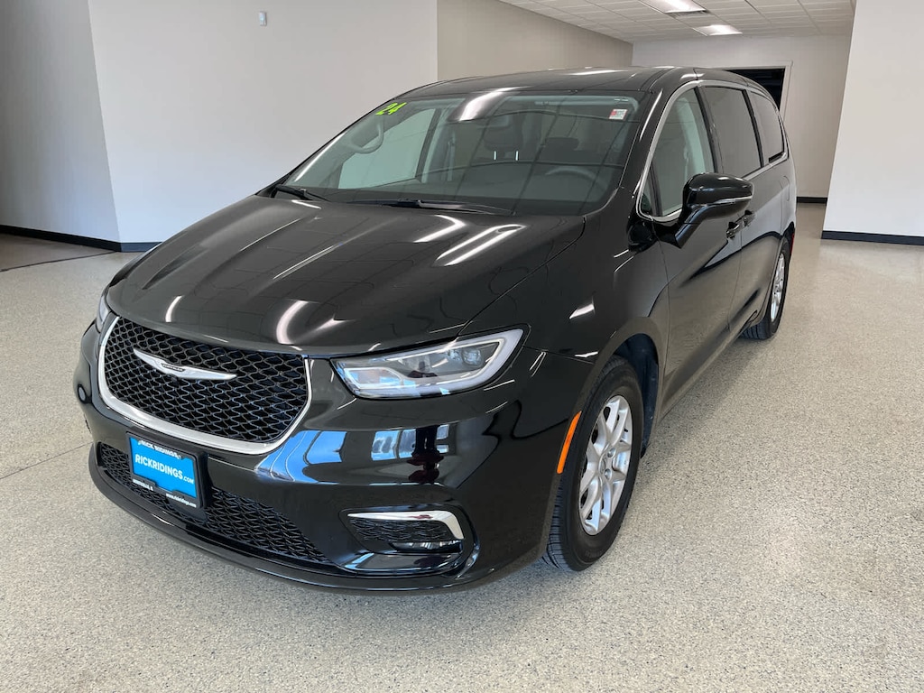 Used 2024 Chrysler Pacifica Touring L FWD