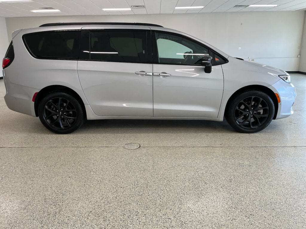 Used 2023 Chrysler Pacifica Limited AWD