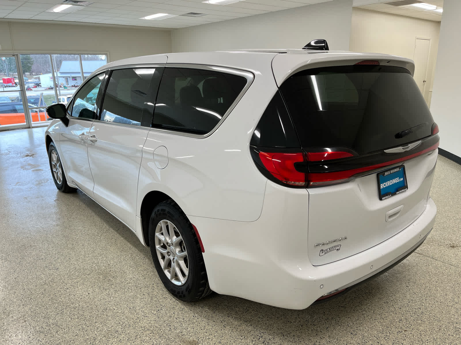 2024 Chrysler Pacifica Touring L - Photo 9