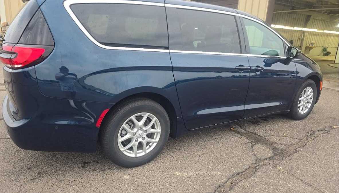 Used 2025 Chrysler Pacifica Select FWD