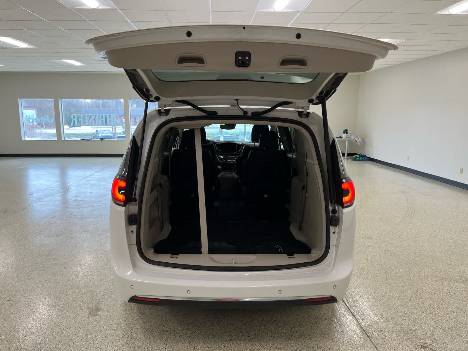 2024 Chrysler Pacifica Touring L - Photo 13