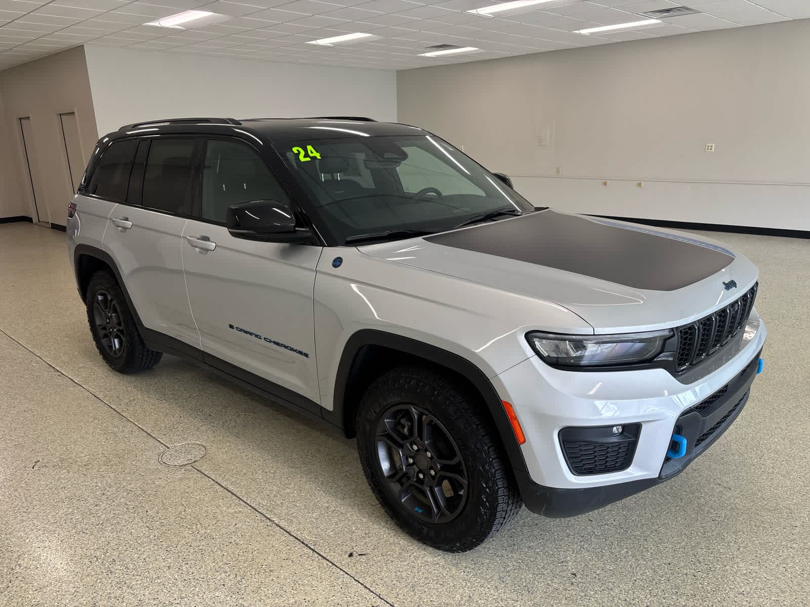 2024 Jeep Cherokee 4xe Trailhawk photo 2