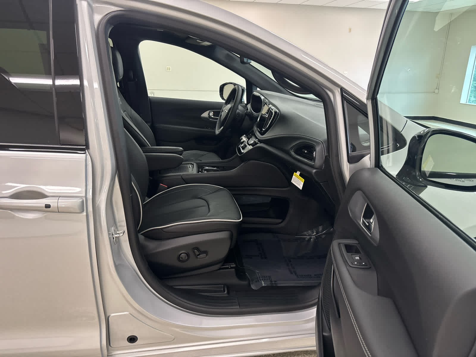 2026 Chrysler Pacifica Limited - Photo 17