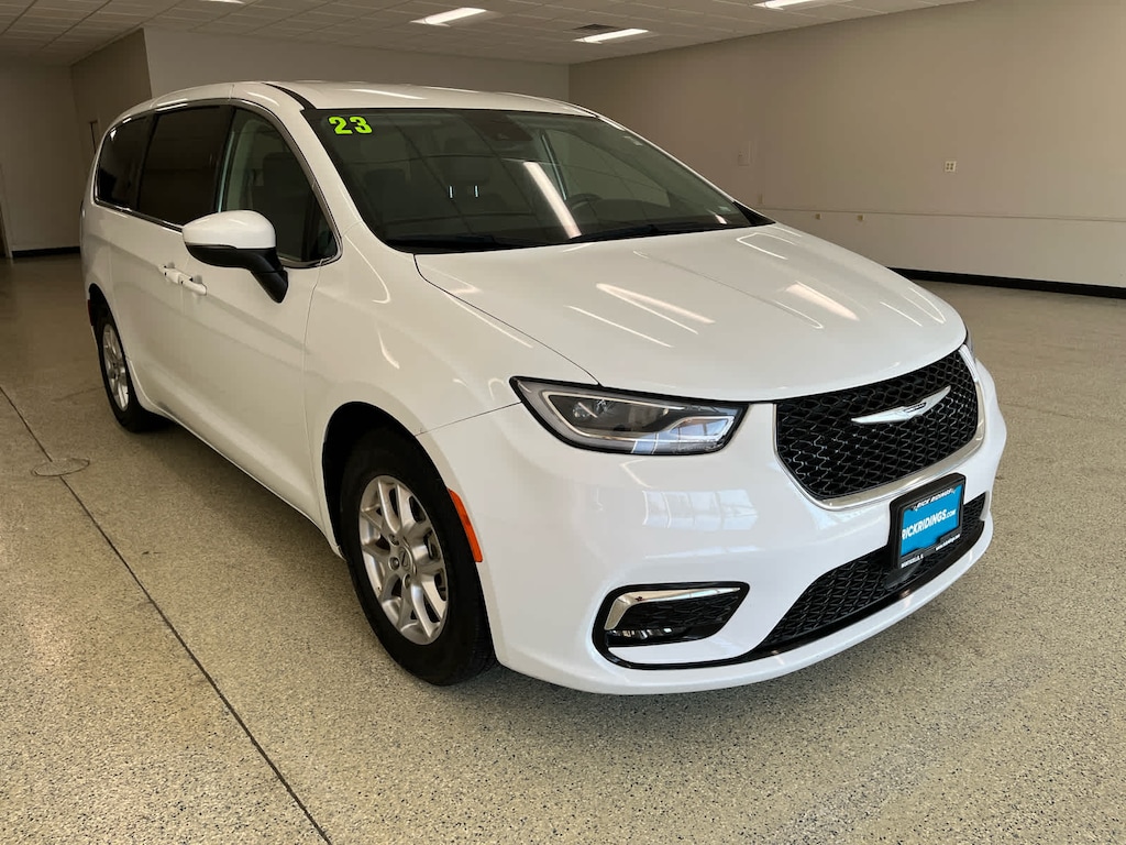 Used 2023 Chrysler Pacifica Touring L FWD