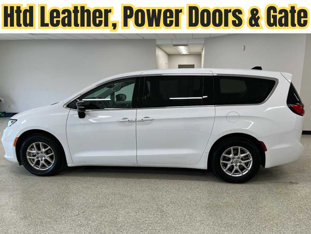 2024 Chrysler Pacifica Touring L's photo