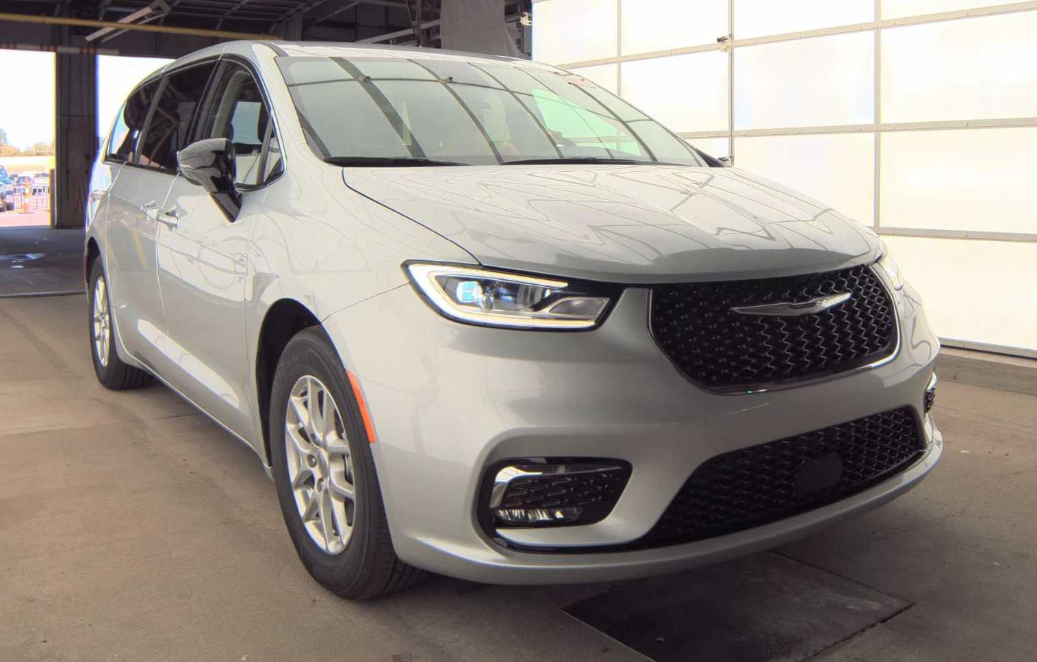 2024 Chrysler Pacifica Touring L photo 3