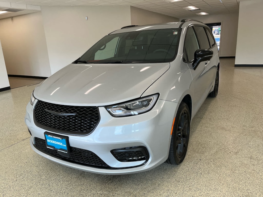 Used 2023 Chrysler Pacifica Limited AWD