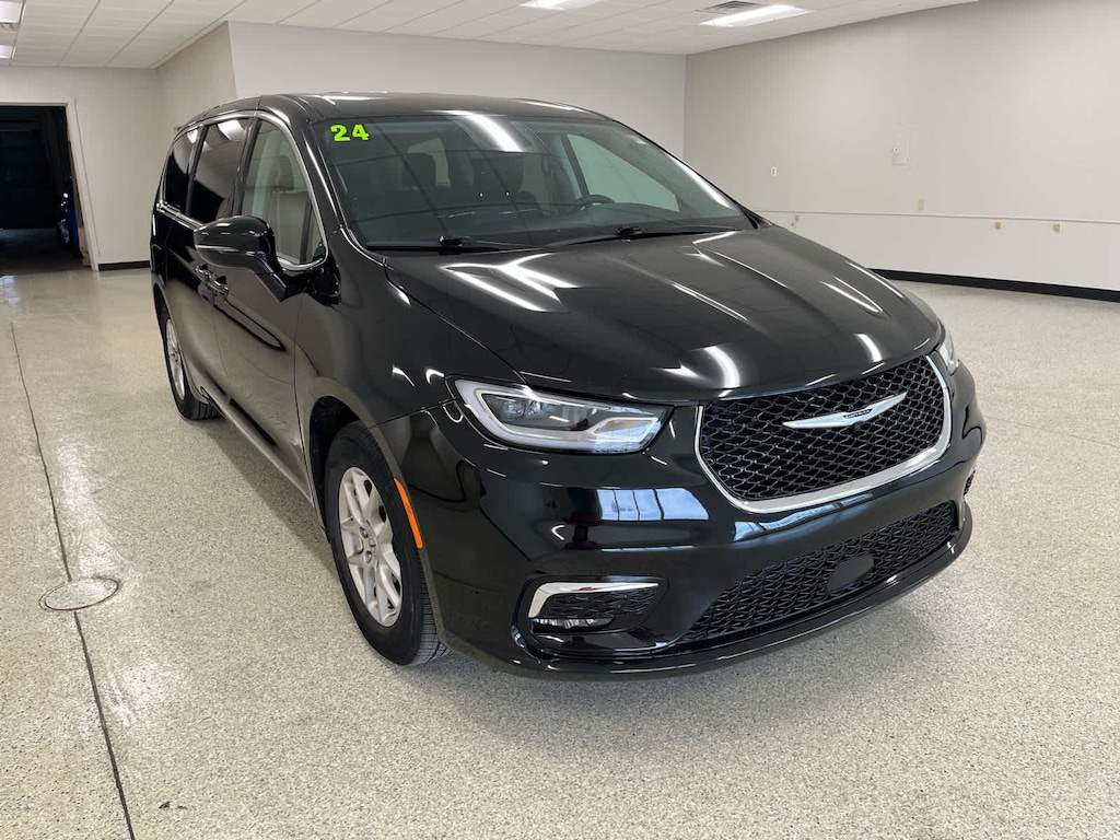 Used 2024 Chrysler Pacifica Touring L FWD