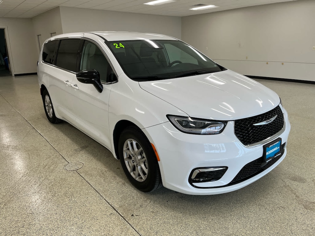 Used 2024 Chrysler Pacifica Touring L FWD