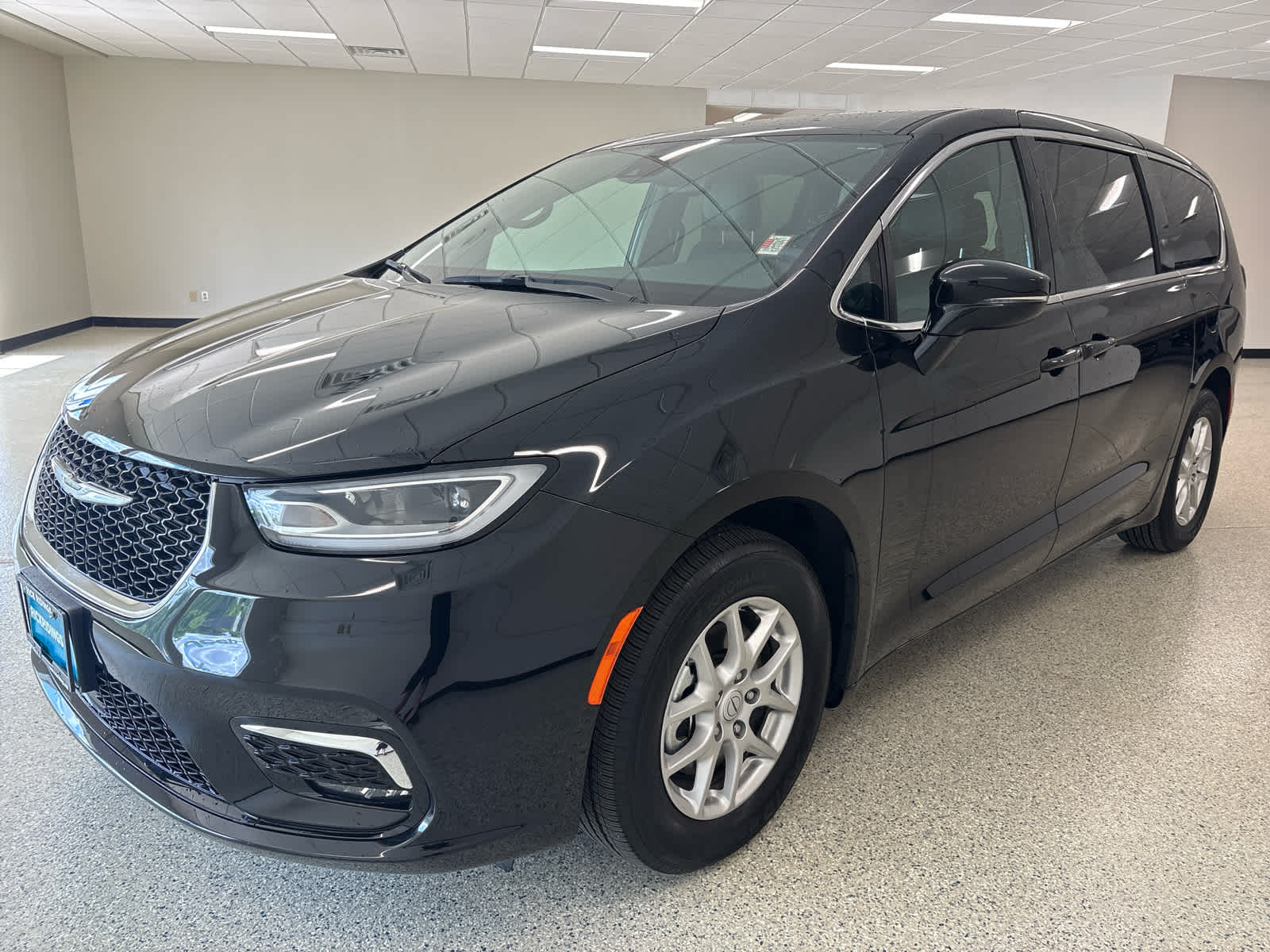 2025 Chrysler Pacifica Select's photo