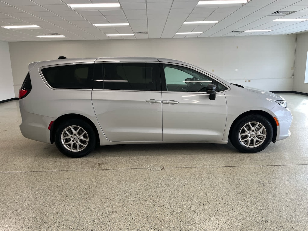 Used 2024 Chrysler Pacifica Touring L FWD