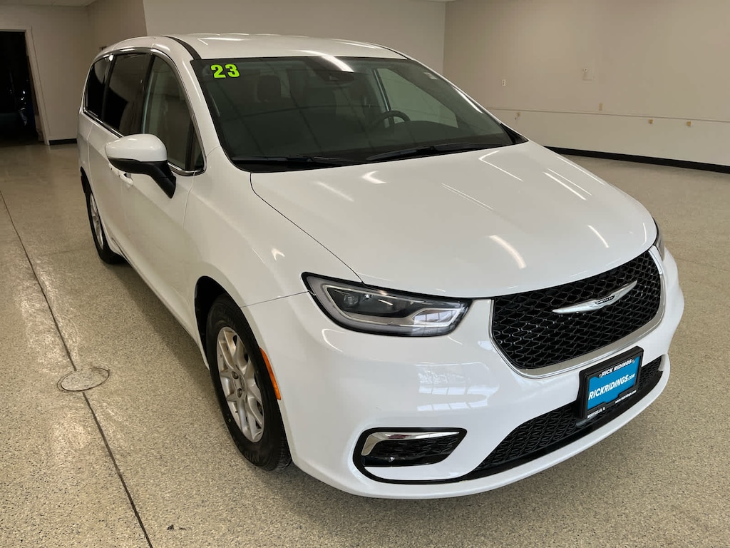 Used 2023 Chrysler Pacifica Touring L FWD