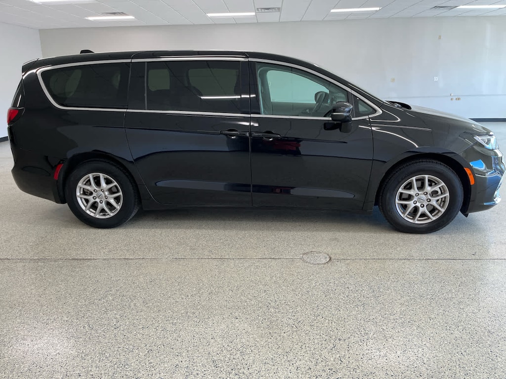 Used 2024 Chrysler Pacifica Touring L FWD