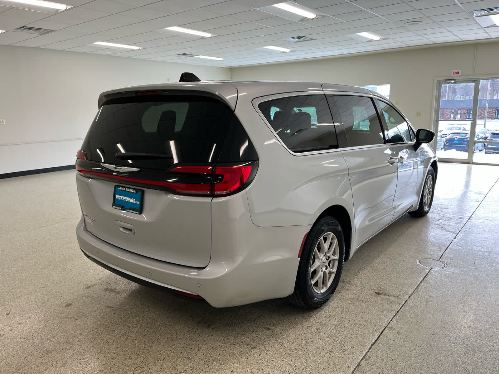 2024 Chrysler Pacifica Touring L - Photo 7