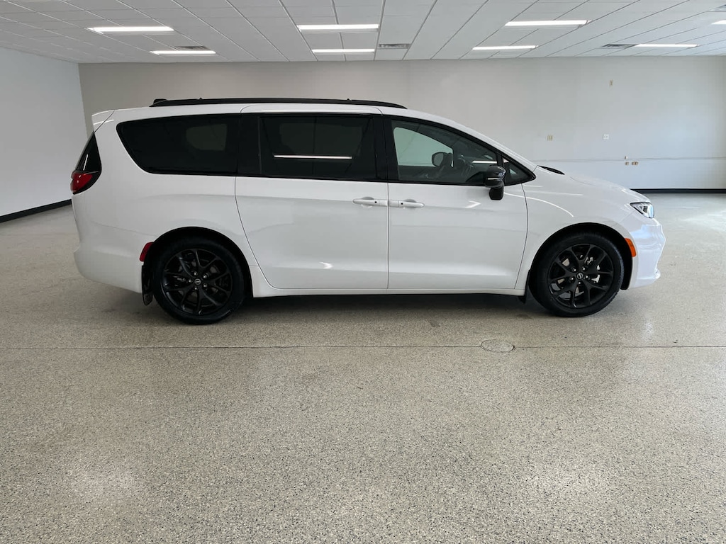 New 2026 Chrysler Pacifica LIMITED Passenger Van