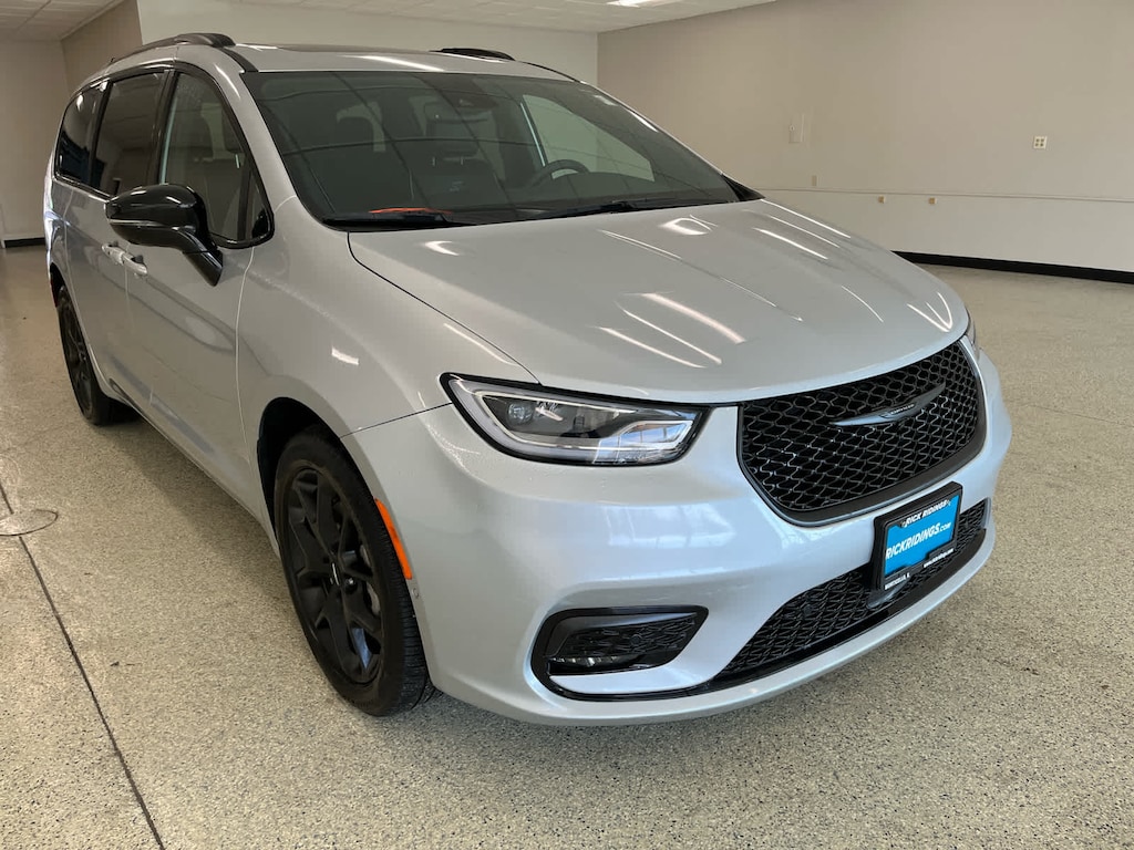 Used 2023 Chrysler Pacifica Limited AWD