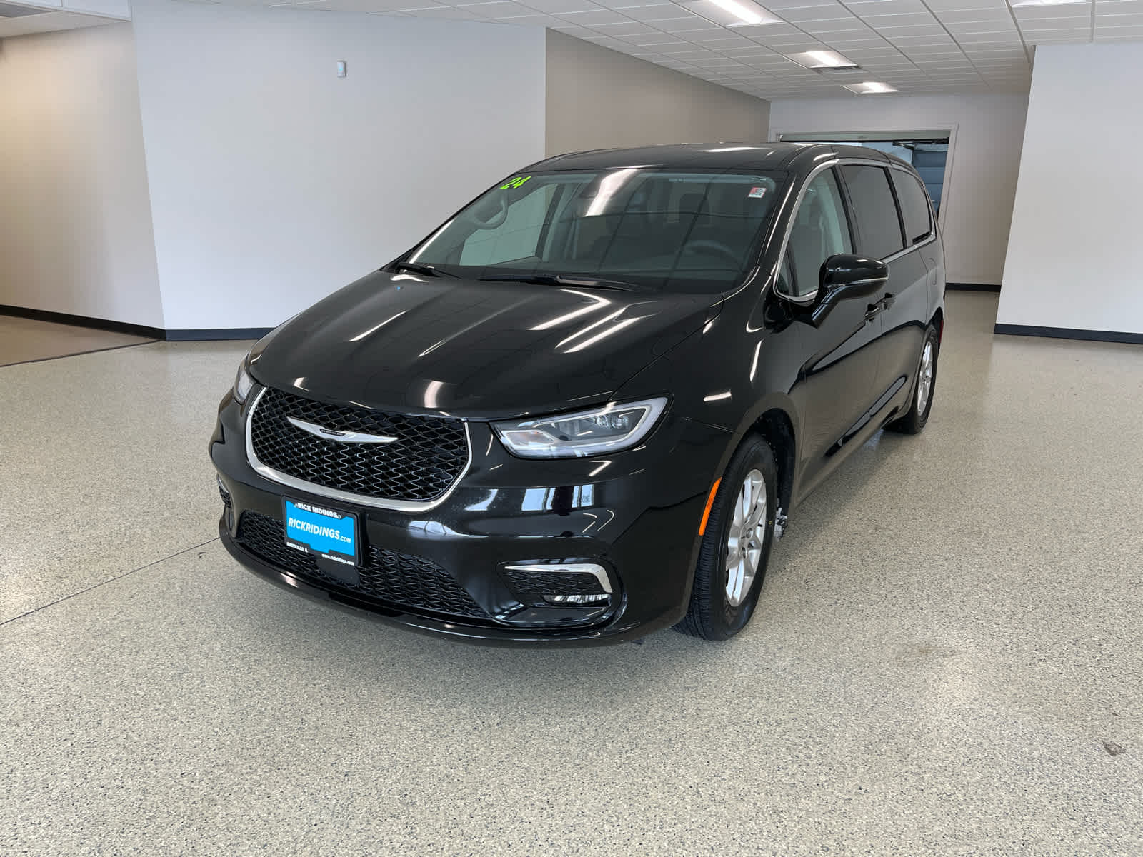 2024 Chrysler Pacifica Touring L's photo