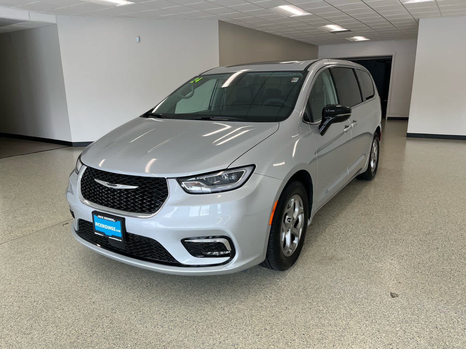 2024 Chrysler Pacifica Limited's photo