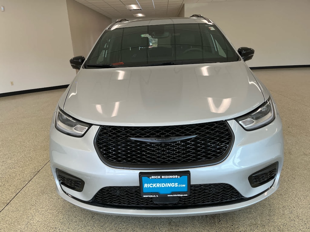 Used 2023 Chrysler Pacifica Limited AWD