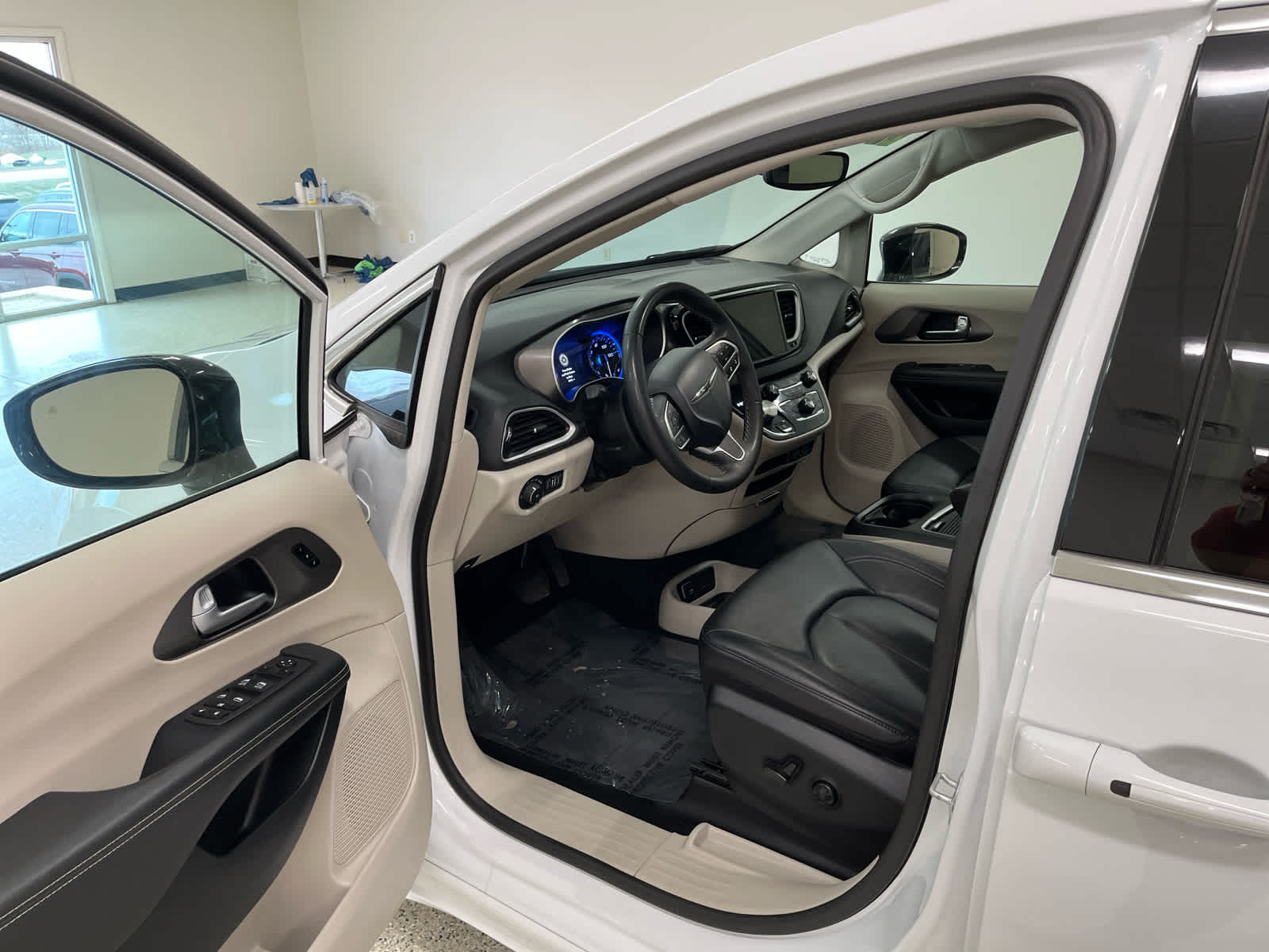 2024 Chrysler Pacifica Touring L - Photo 16