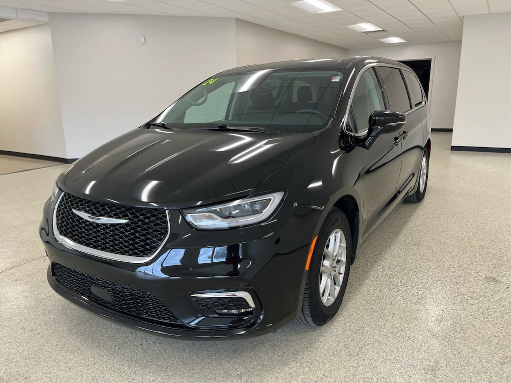 Used 2024 Chrysler Pacifica Touring L FWD