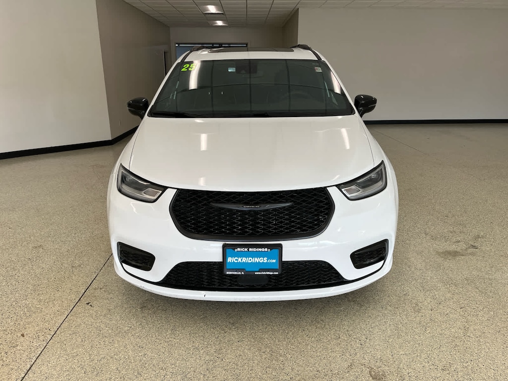 Used 2025 Chrysler Pacifica Limited FWD