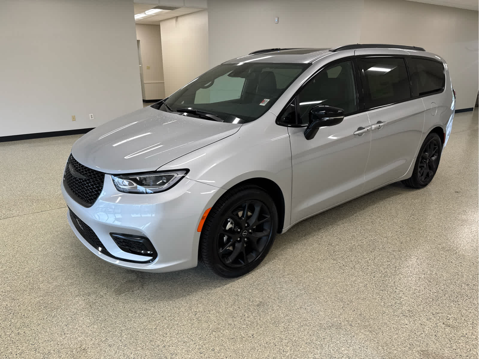 2026 Chrysler Pacifica Limited's photo