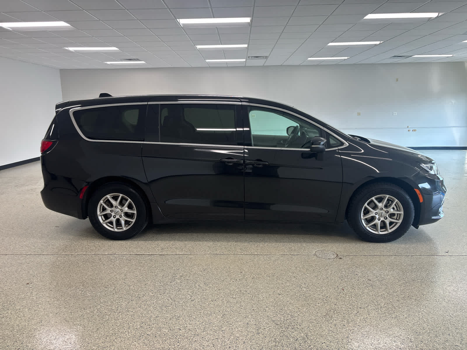 2023 Chrysler Pacifica Touring L photo 2