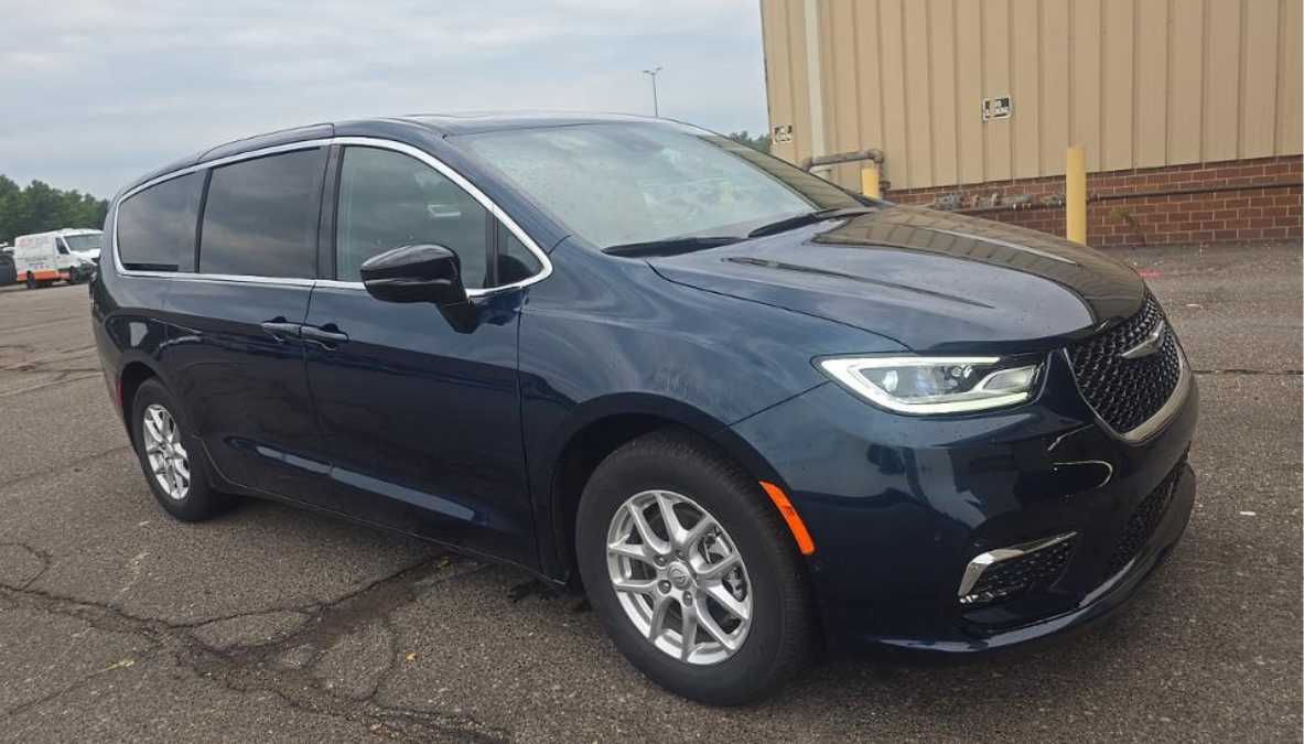 Used 2025 Chrysler Pacifica Select FWD