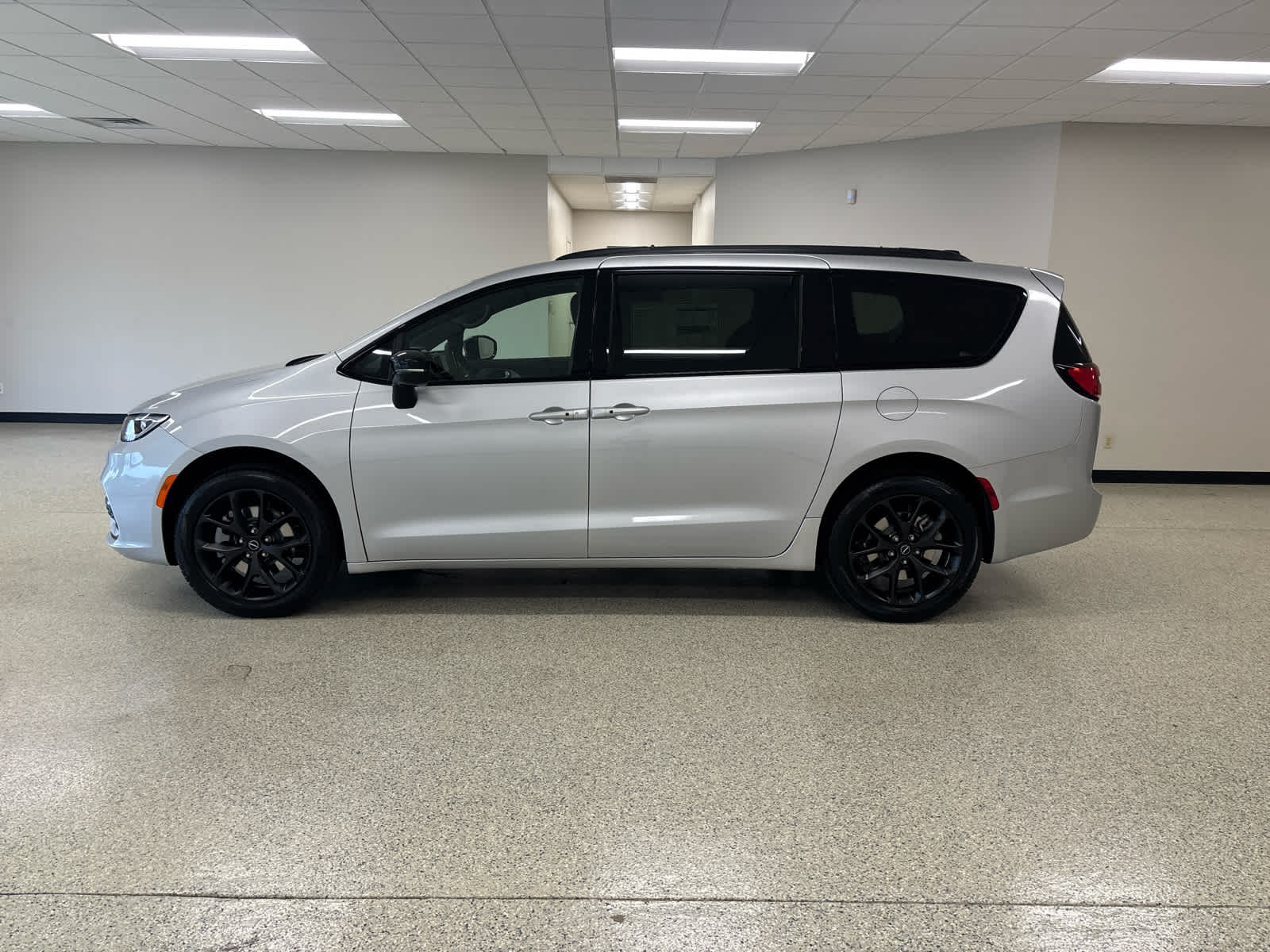 2026 Chrysler Pacifica Limited - Photo 8