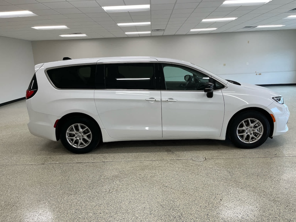 Used 2024 Chrysler Pacifica Touring L FWD