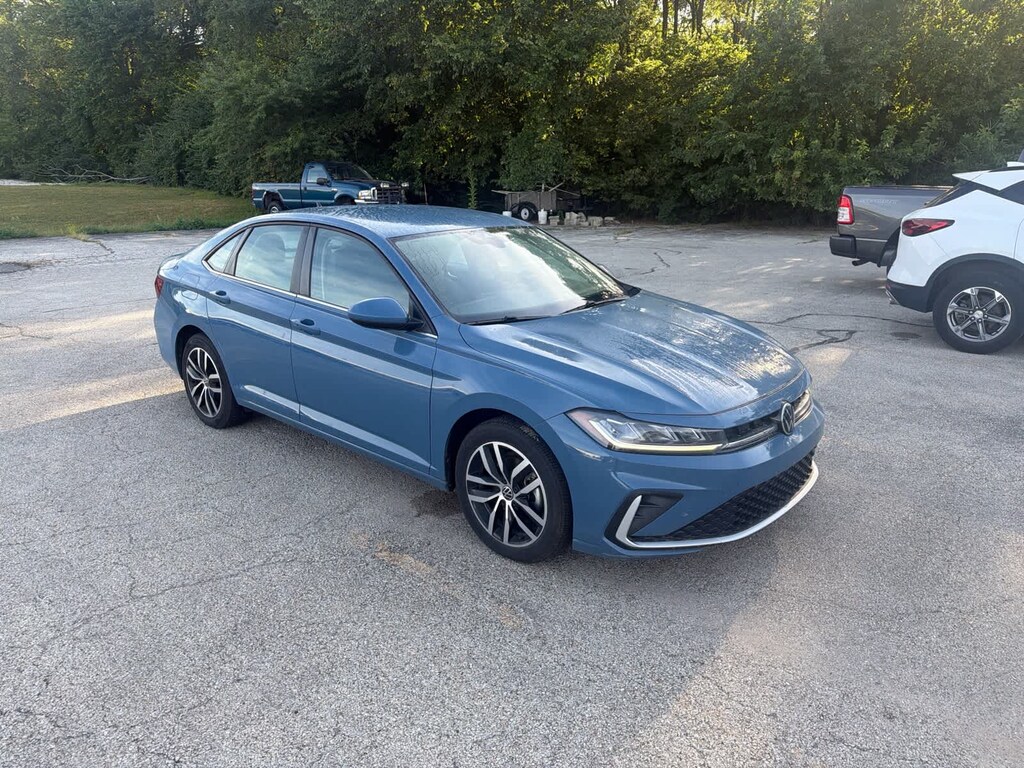 Used 2025 Volkswagen Jetta SE Auto