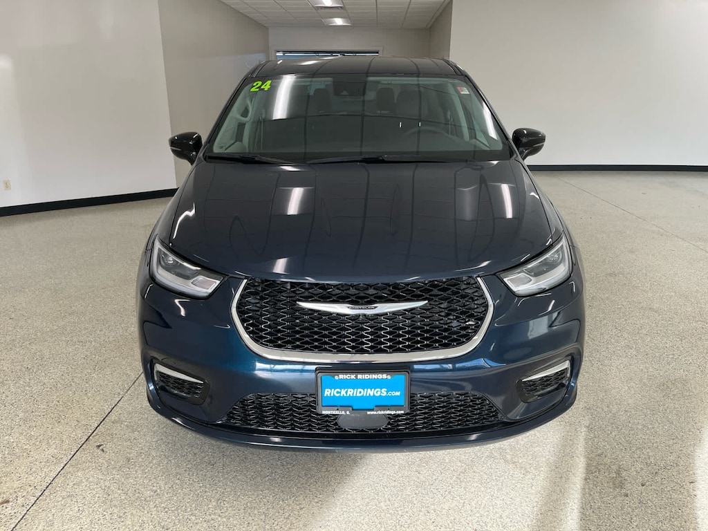 Used 2024 Chrysler Pacifica Touring L FWD