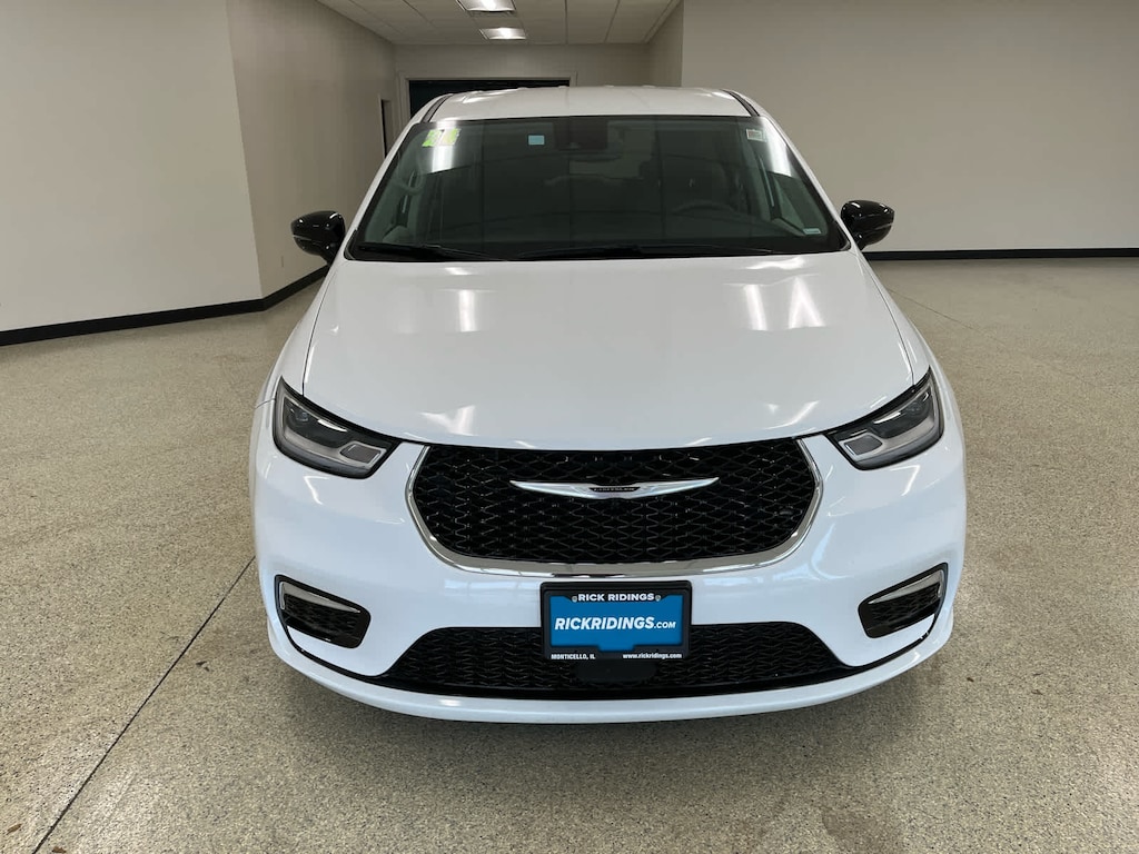 Used 2024 Chrysler Pacifica Touring L FWD