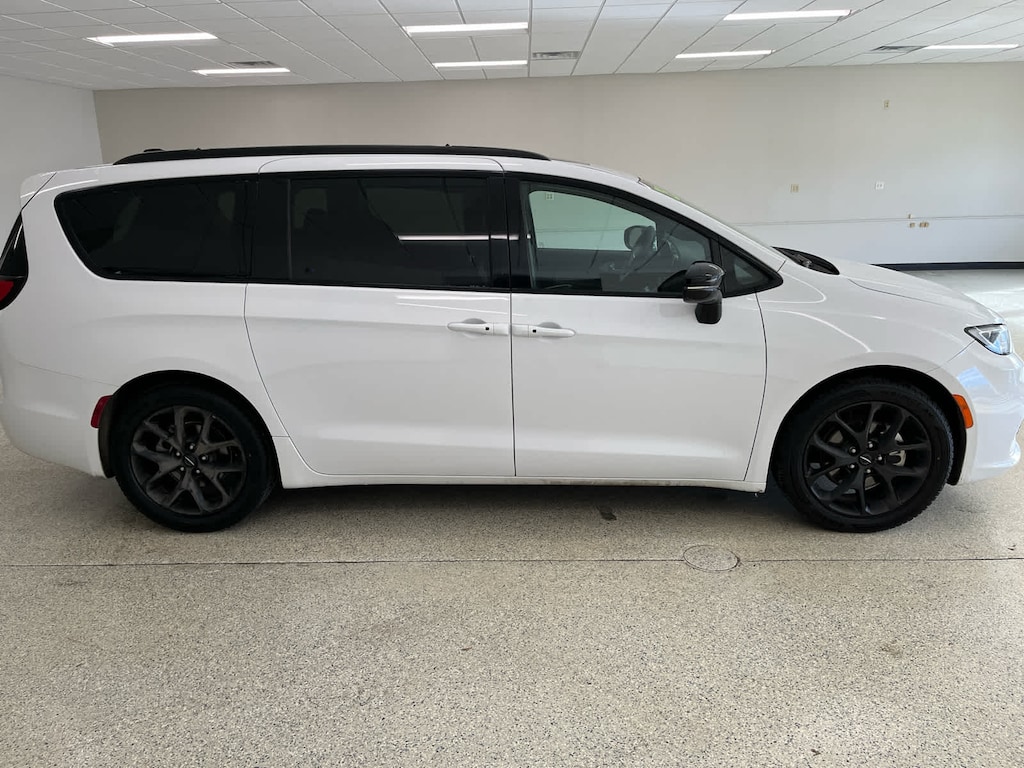 Used 2025 Chrysler Pacifica Limited FWD