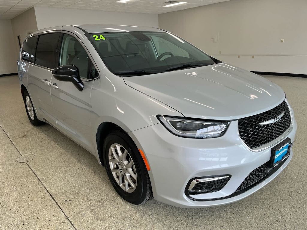 Used 2024 Chrysler Pacifica Touring L FWD