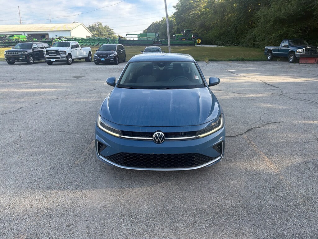 Used 2025 Volkswagen Jetta SE Auto