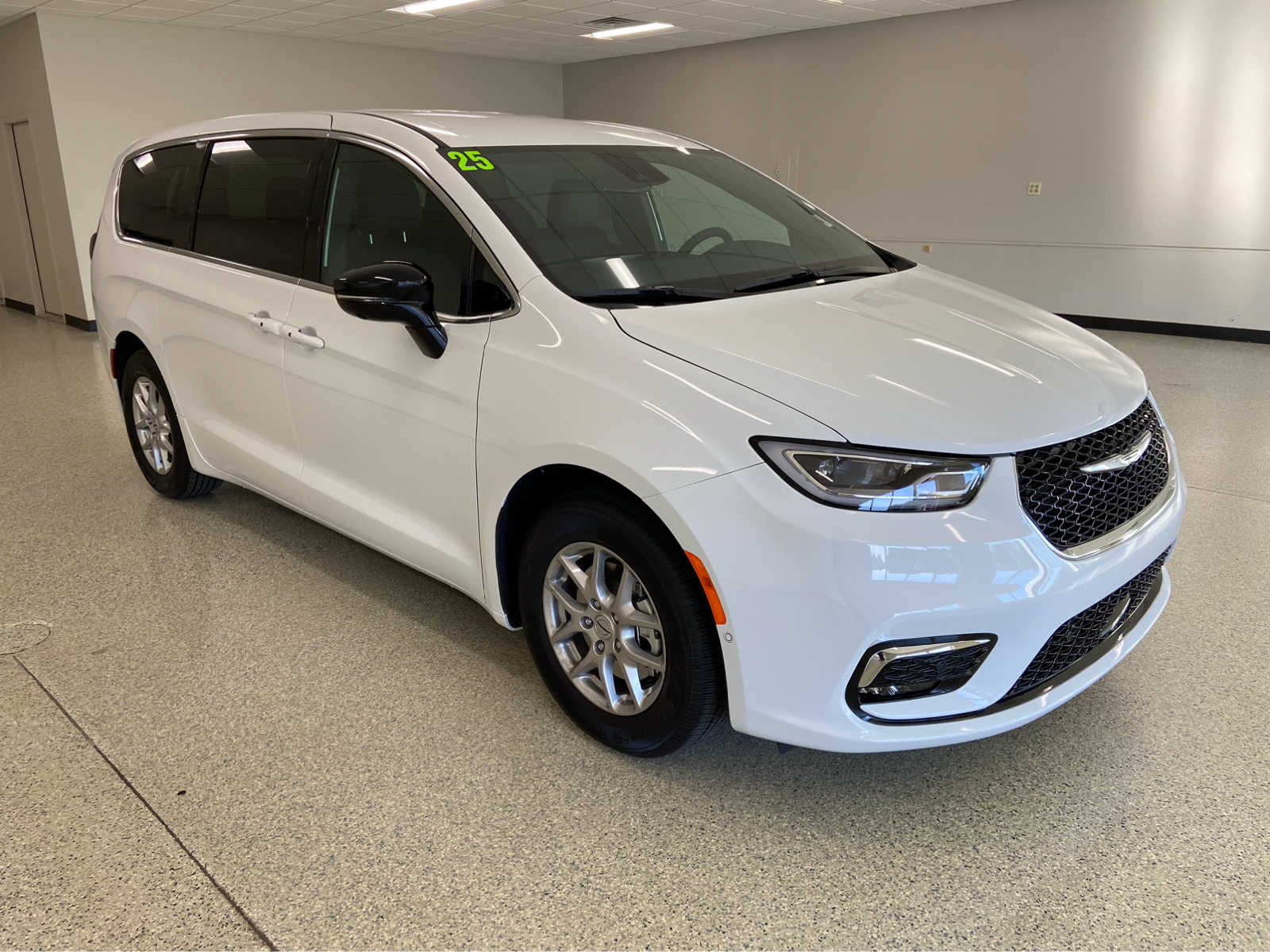 2025 Chrysler Pacifica photo 3