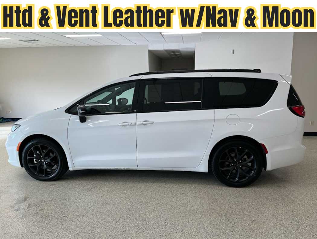 2025 Chrysler Pacifica Limited's photo