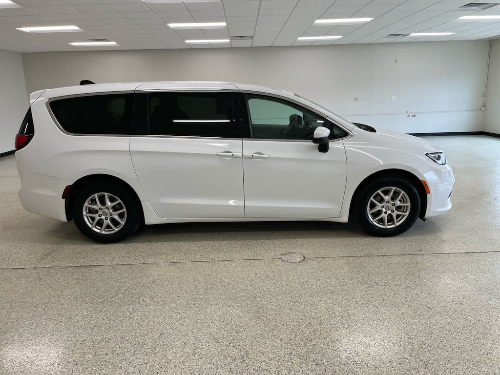 Used 2023 Chrysler Pacifica Touring L FWD