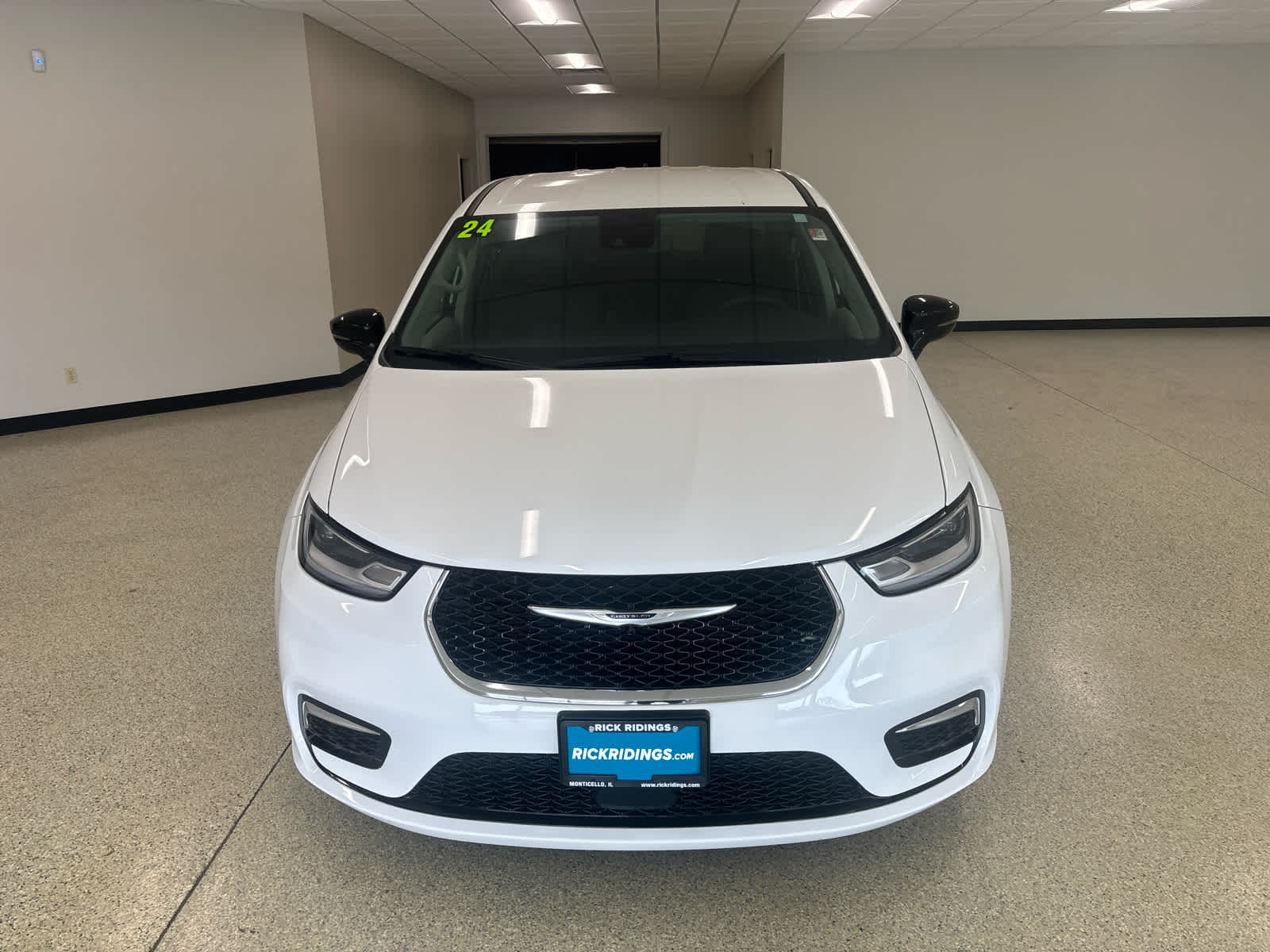 2024 Chrysler Pacifica Touring L photo 2
